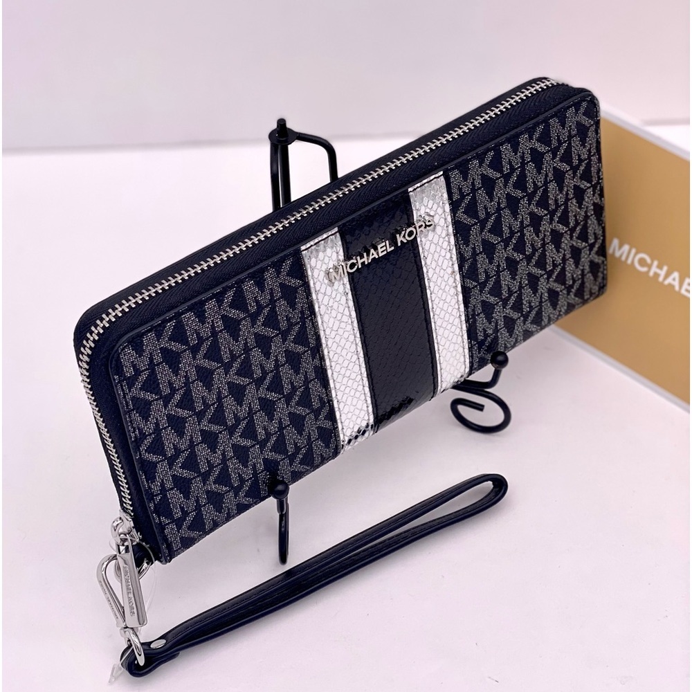 Michael Kors Jet Set Travel Large Signature
Logo and Metallic Continental Wallet - Picture 9 of 12
